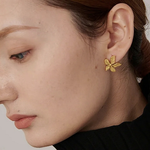 NEW Gold Plumeria Flower Stud Earrings - Picture 5 of 10